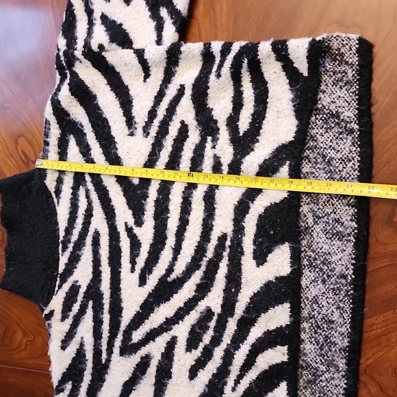 Zebra sweater- super soft & oversized - Picture 5 of 12